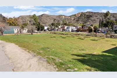 2 Taft Ct, Val Verde, CA 91383 - Photo 16