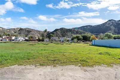 2 Taft Ct, Val Verde, CA 91383 - Photo 22