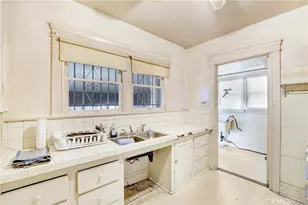 4239 S Raymond Ave, Los Angeles, CA 90037 - Photo 10