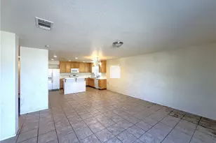 45572 Robinson Dr, Lancaster, CA 93535 - Photo 4