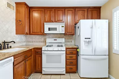 9512 Via Venezia, Burbank, CA 91504 - Photo 12