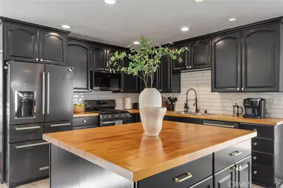 23413 Oxnard Street, Woodland Hills, CA 91367 - Photo 2
