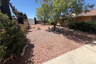 15976 Acoma, Apple Valley, CA 92307 - Photo 10