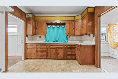 872 W 47th Street, Los Angeles, CA 90037 - Photo 18