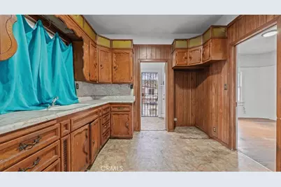 872 W 47th Street, Los Angeles, CA 90037 - Photo 16