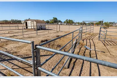 11090 Pinon, Hesperia, CA 92345 - Photo 24