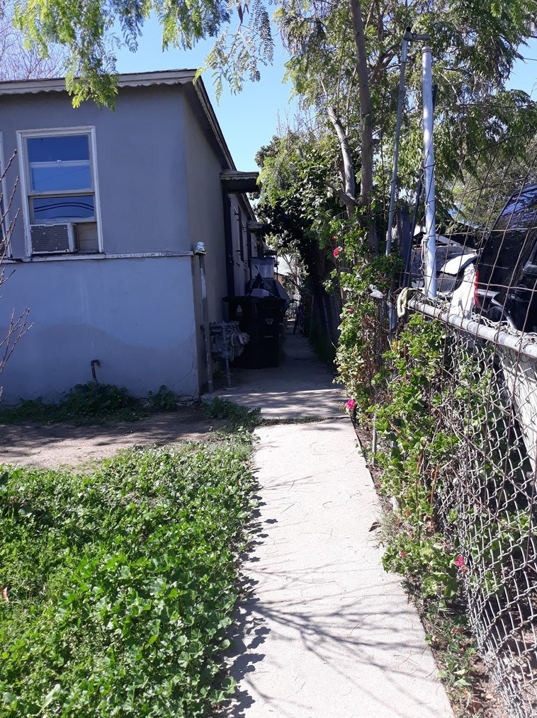 8821 Hoover St, Los Angeles, CA 90044-6411