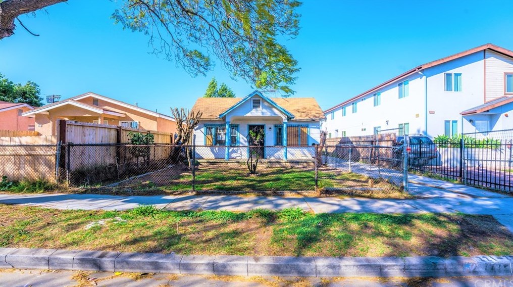 221 110th St, Los Angeles, CA 90061-2519