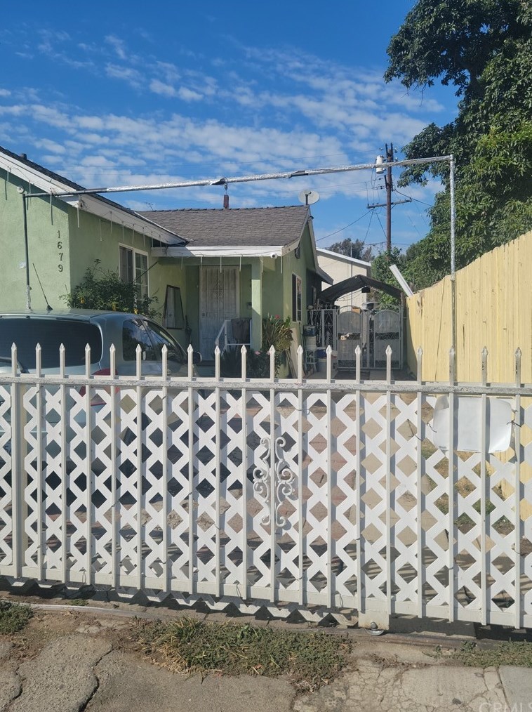 1679 49th St, Los Angeles, CA 90011-4427