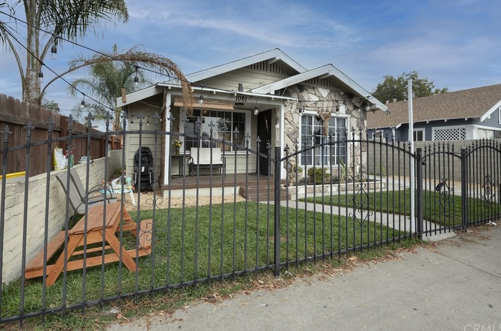 1061 Gage Ave, Los Angeles, CA 90063-2131