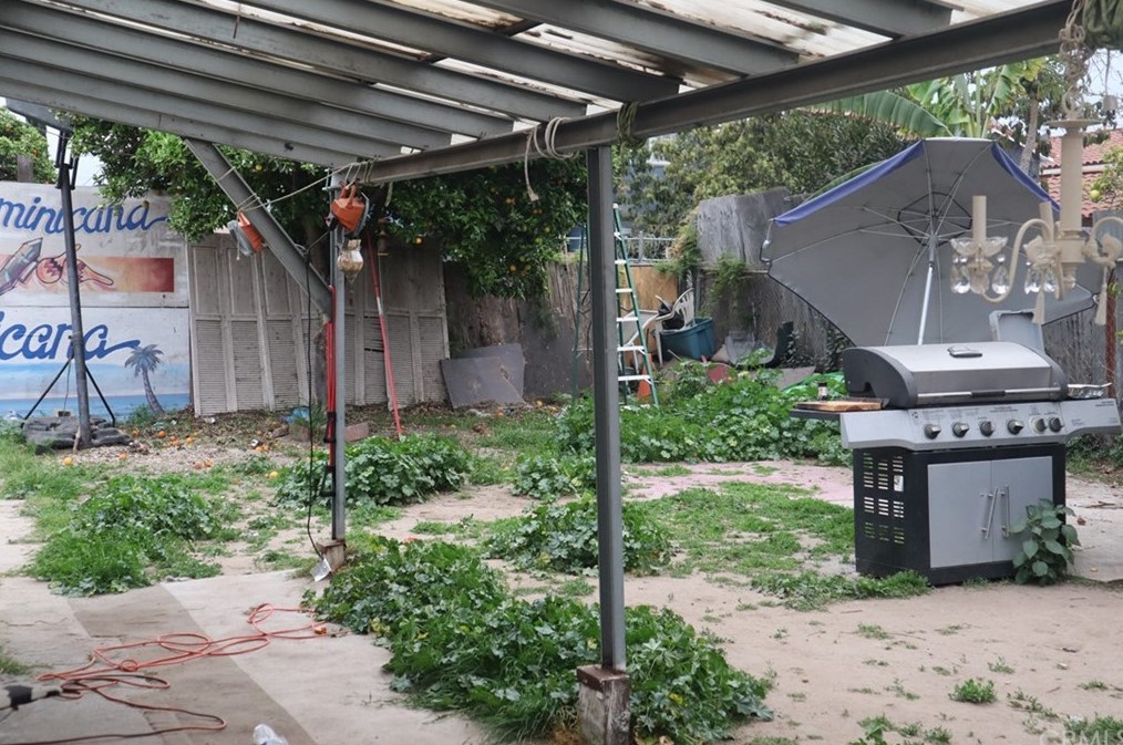 1128 61st St, Los Angeles, CA 90001-1122