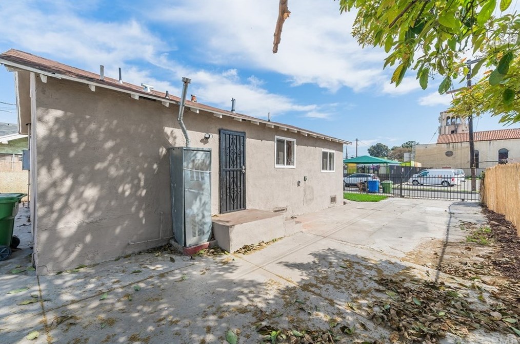 1715 105th St, Los Angeles CA  90002-3613 exterior