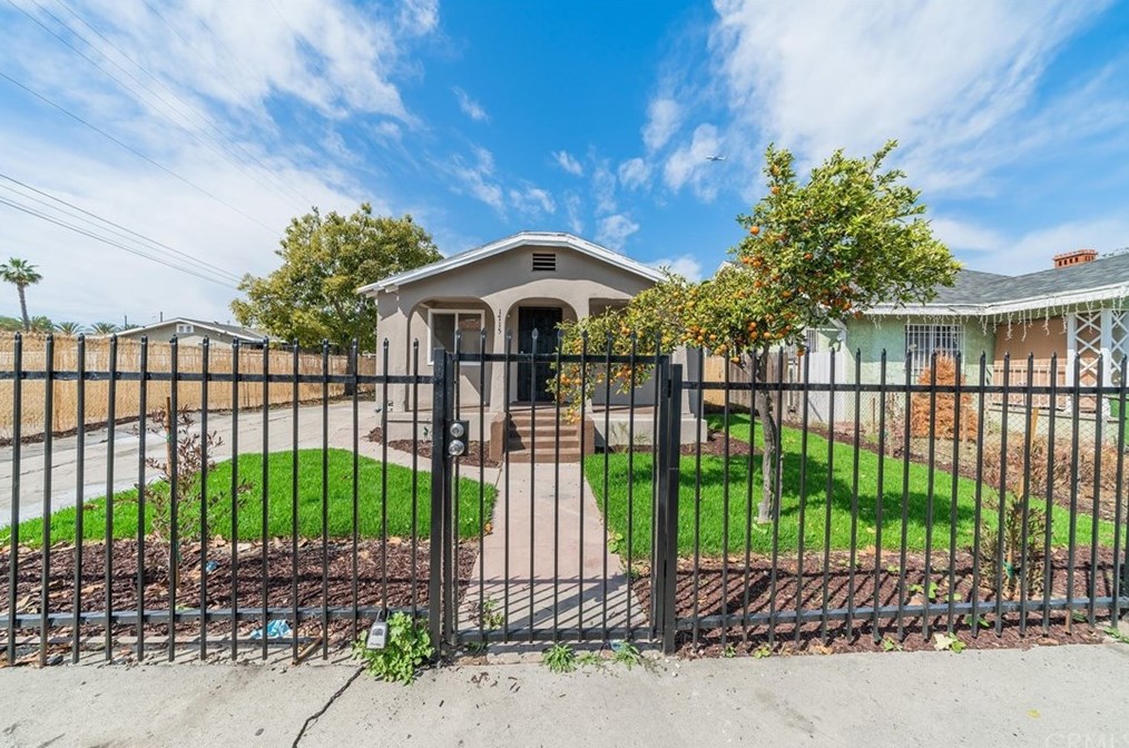 1715 105th St, Los Angeles CA  90002-3613 exterior
