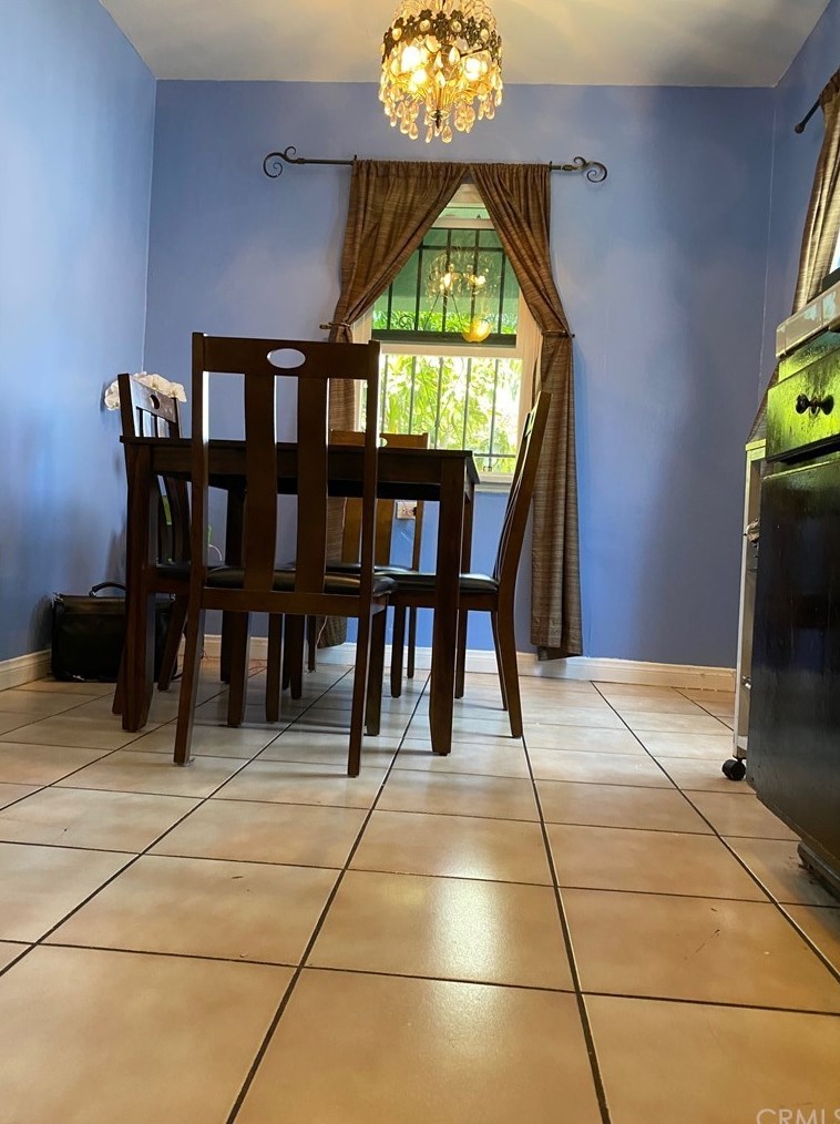 5716 Normandie Ave, Los Angeles, CA 90037-3927