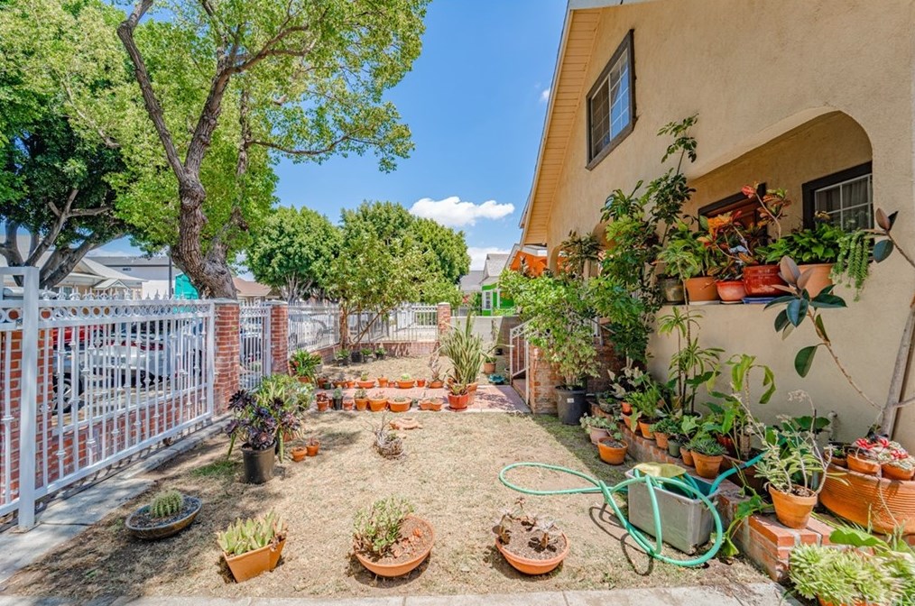 1194 54th St, Los Angeles, CA 90011-4710