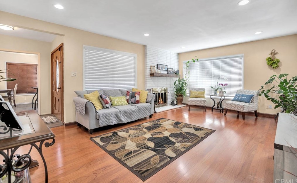 13449 Debell St, Los Angeles, CA 91331-5729