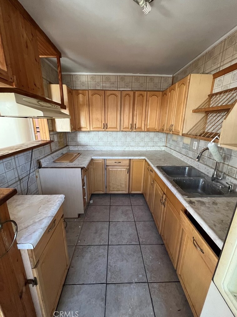 439 105th St, Los Angeles CA  90003-4912 exterior