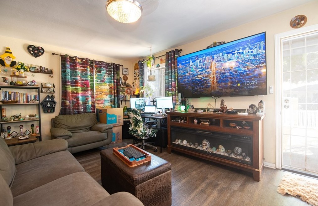 11204 Towne Ave, Los Angeles CA  90011-3435 exterior