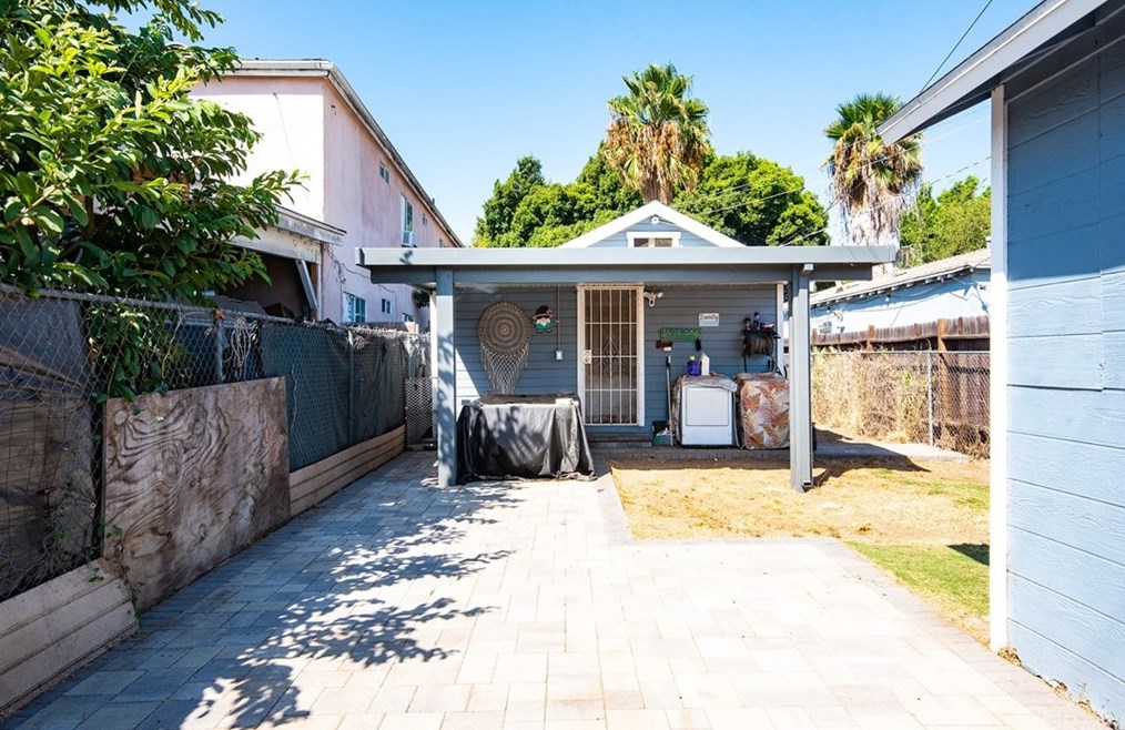 11204 Towne Ave, Los Angeles CA  90011-3435 exterior