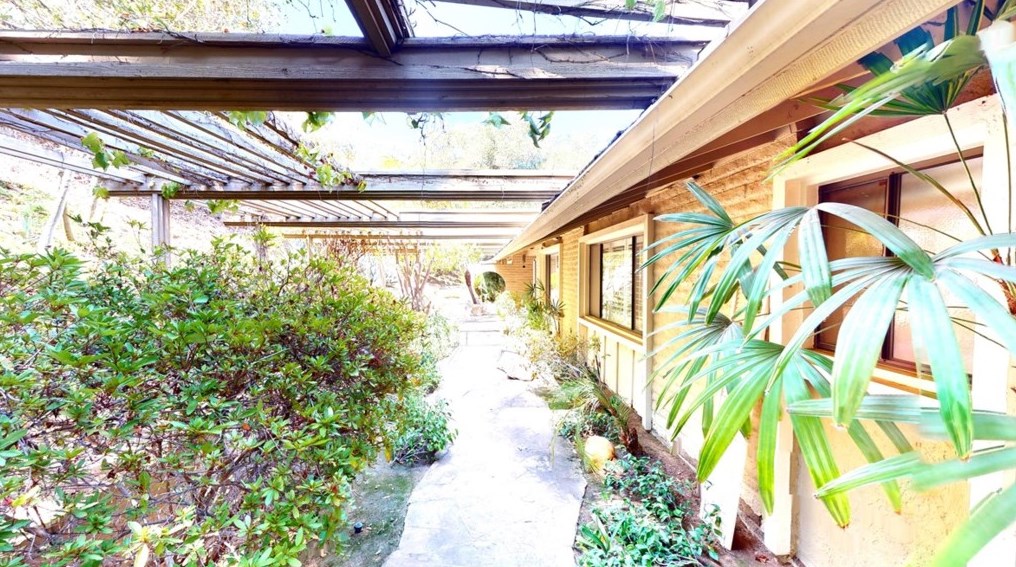 1869 Tecalote Dr, Fallbrook, CA 92028-9500