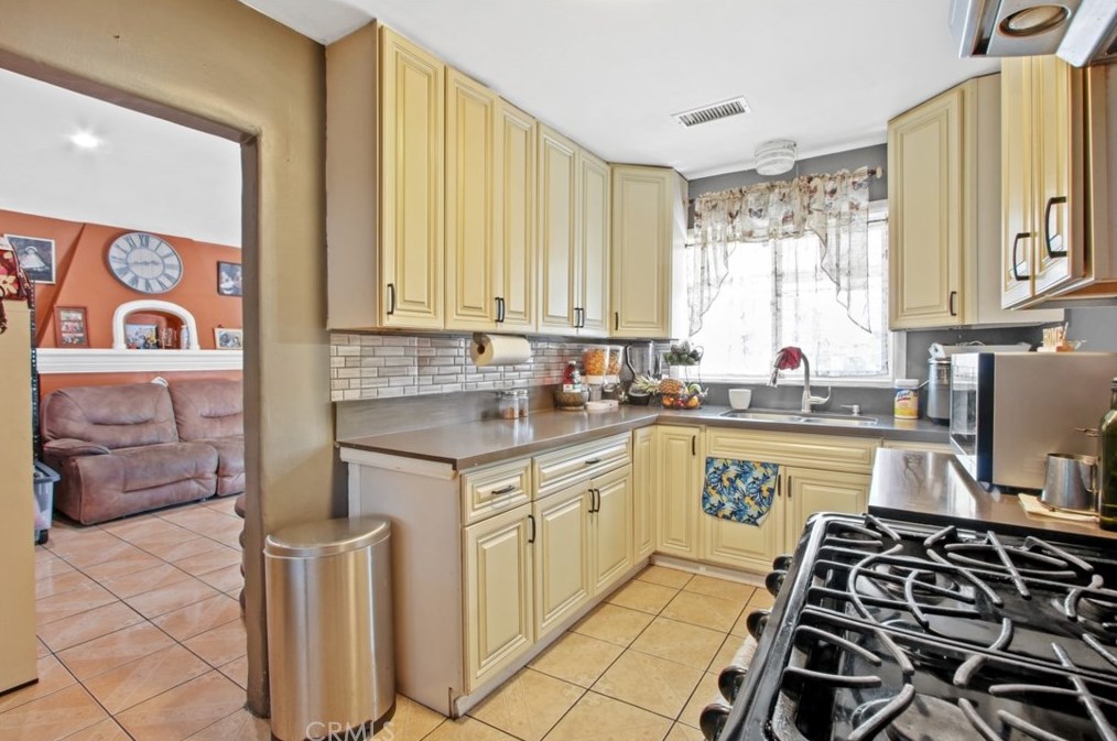 853 83rd St, Los Angeles, CA 90001-3605