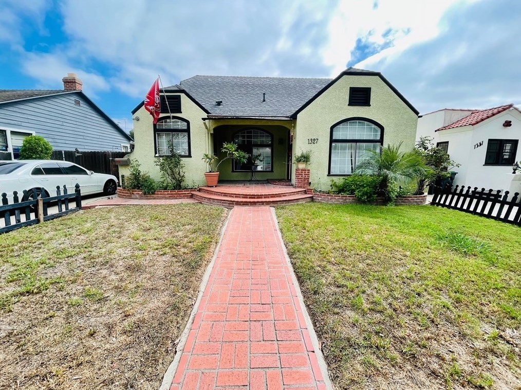 1327 Birch St, Santa Ana, CA 92707-1704