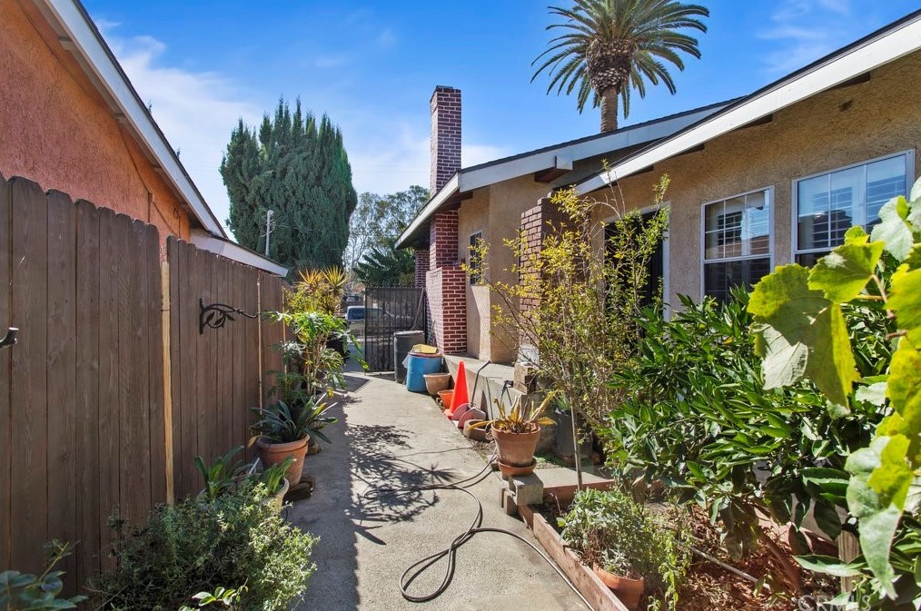 211 126th St, Los Angeles CA  90044-3818 exterior