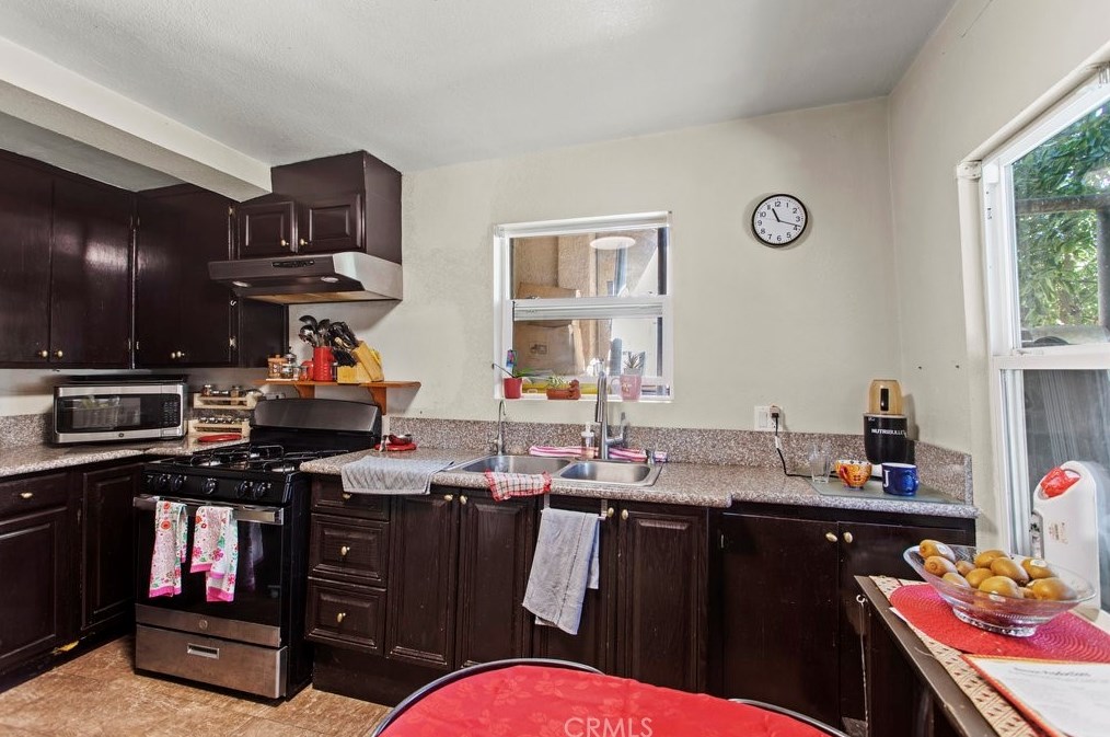 211 126th St, Los Angeles CA  90044-3818 exterior