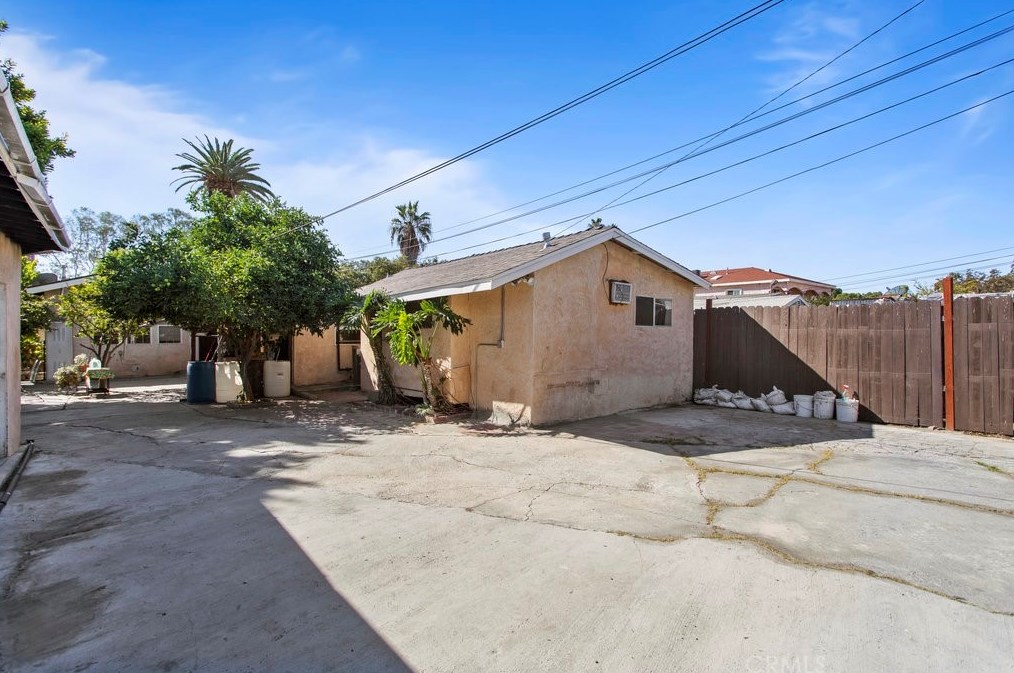 211 126th St, Los Angeles CA  90044-3818 exterior