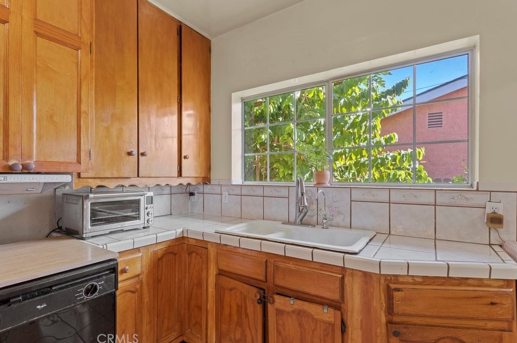 211 126th St, Los Angeles CA  90044-3818 exterior