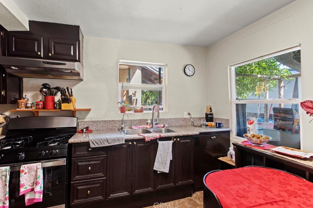 211 126th St, Los Angeles CA  90044-3818 exterior