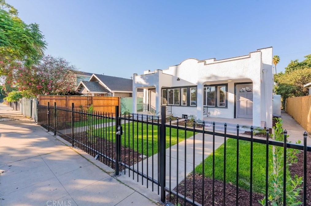 325 65th St, Los Angeles CA  90003-1425 exterior