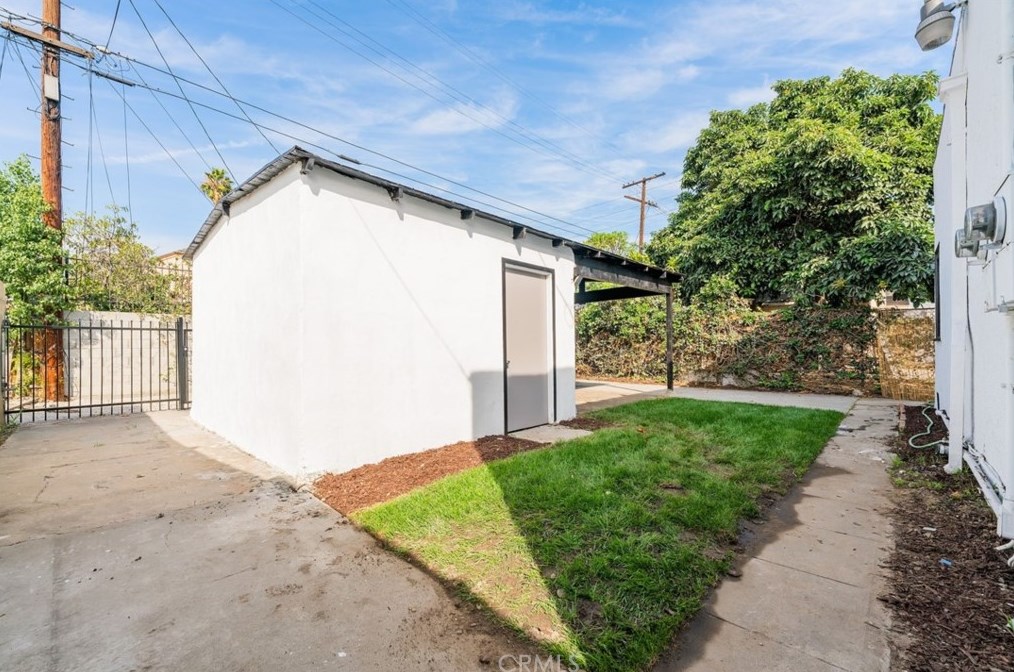 325 65th St, Los Angeles CA  90003-1425 exterior