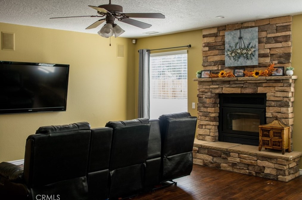 14955 Riverside Ct, Apple Valley CA  92307-4853 exterior