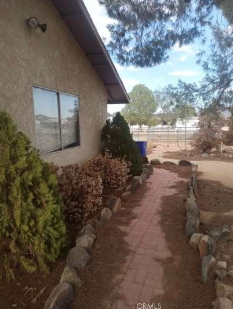 15220 Erie Rd, Apple Valley CA  92307-3422 exterior