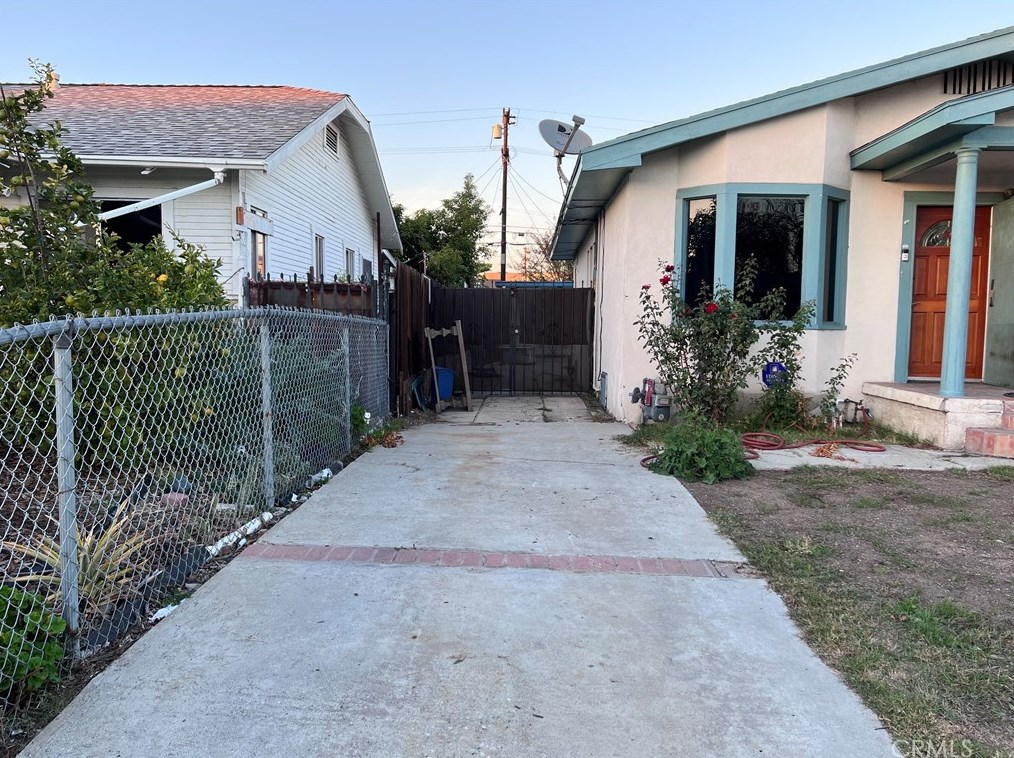 1321 73rd St, Los Angeles CA  90044-2437 exterior