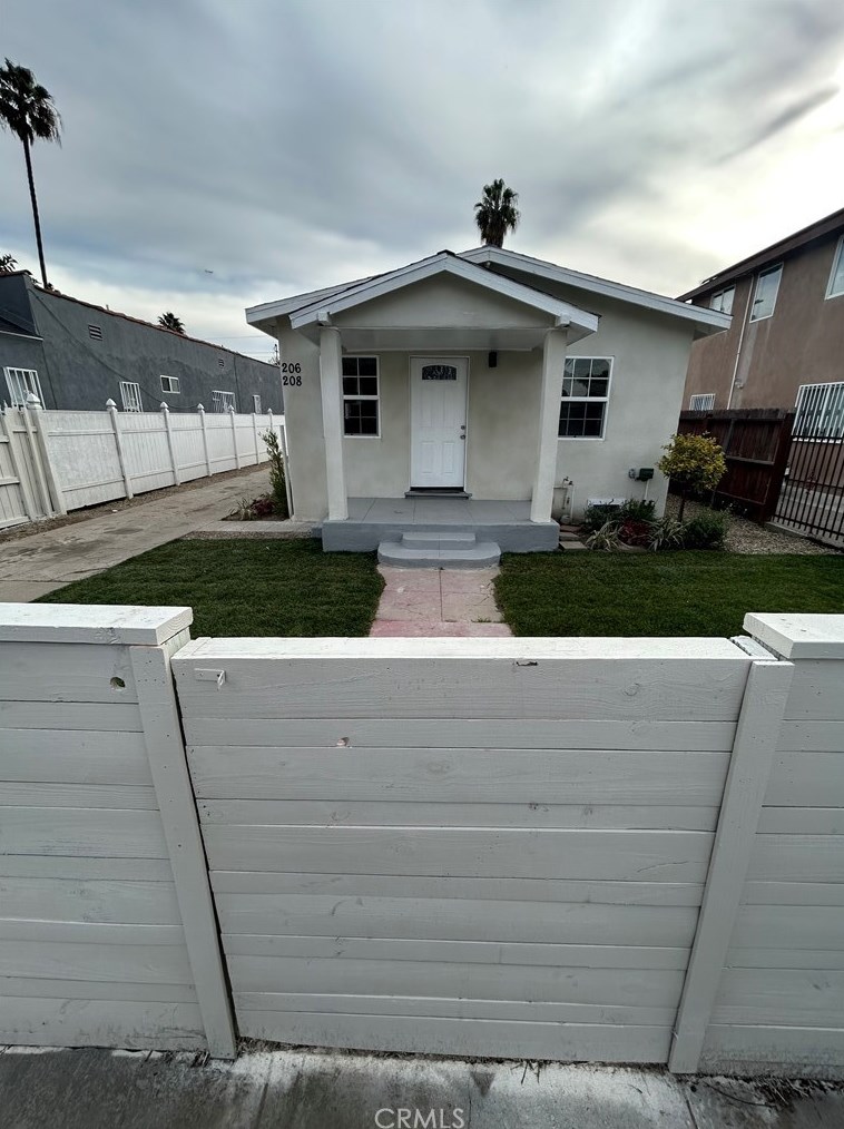 206 76th Pl, Los Angeles CA  90003-2526 exterior