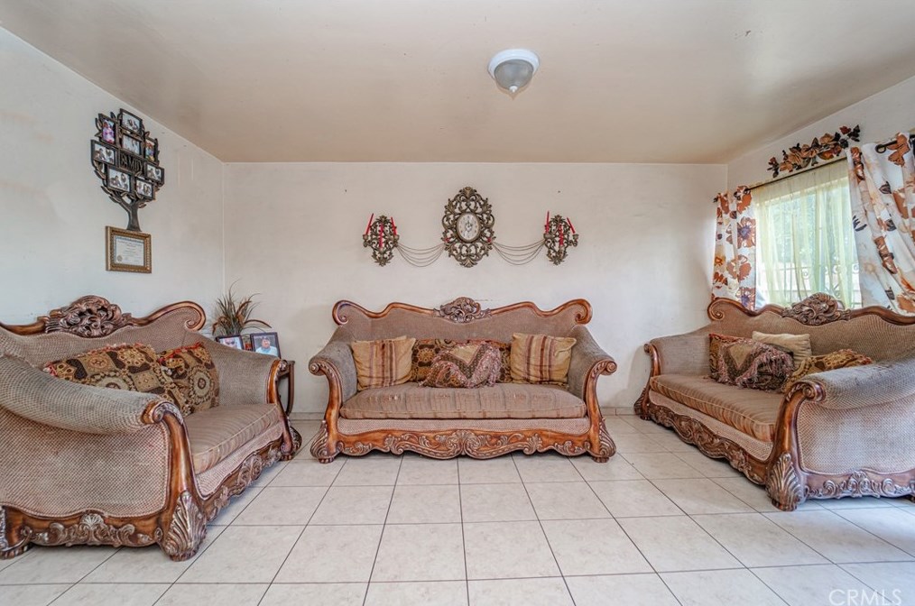 1422 100th St, Los Angeles, CA 90002-2827