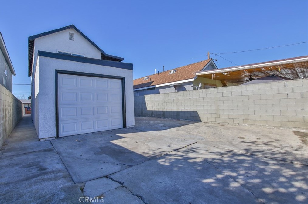 8106 Lou Dillon Ave, Los Angeles CA  90001-3533 exterior