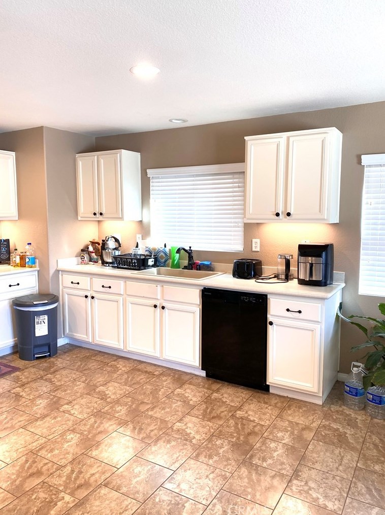 13067 Cerritos Ct, Hesperia CA  92344-5523 exterior