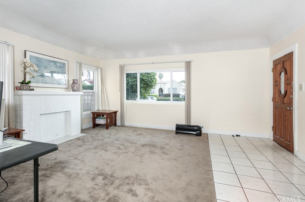 1123 Carmona Ave, Los Angeles, CA 90019-2564