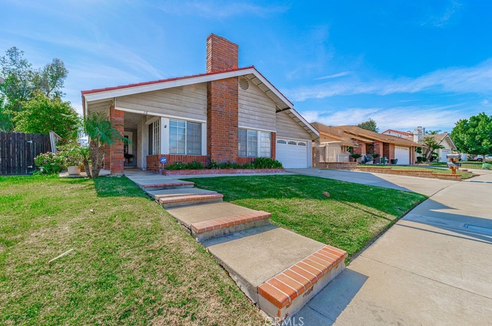 16 Stagecoach Dr, Pomona, CA 91766-4807