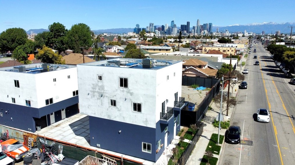3721 San Pedro St, Los Angeles CA  90011-5615 exterior