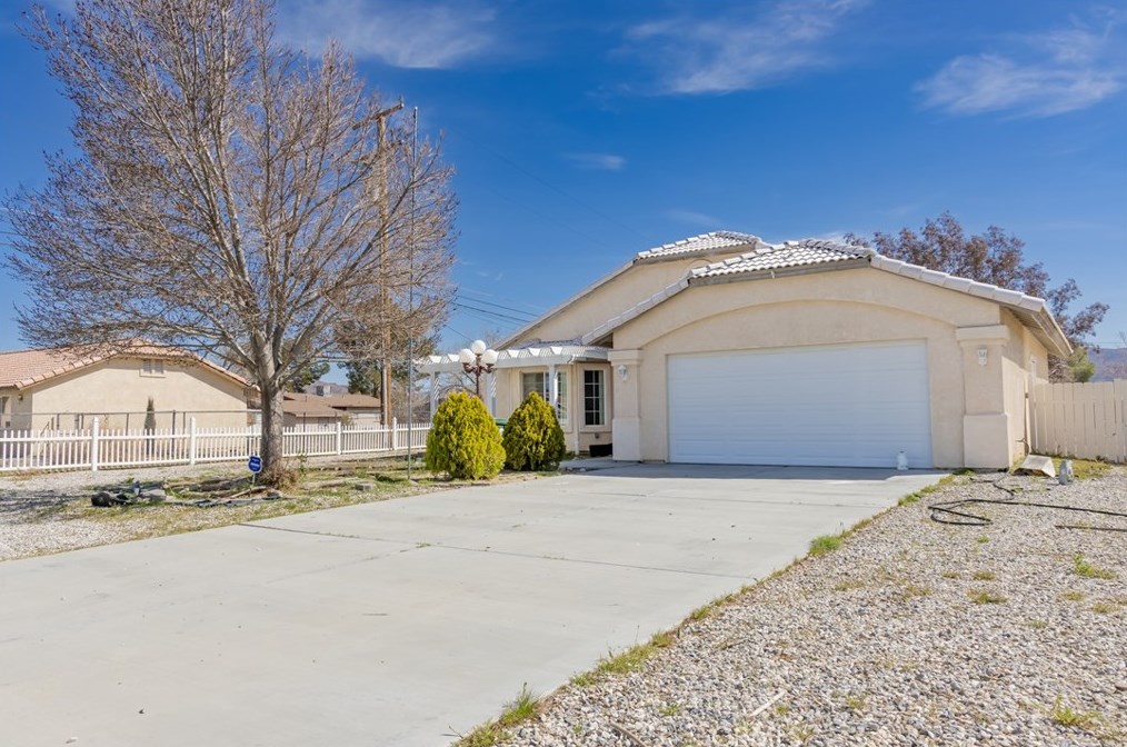 14215 Pawnee Rd, Apple Valley, CA 92307