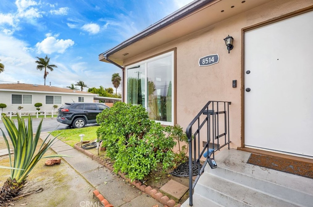 8514 Tweedy Ln, Downey, CA 90240