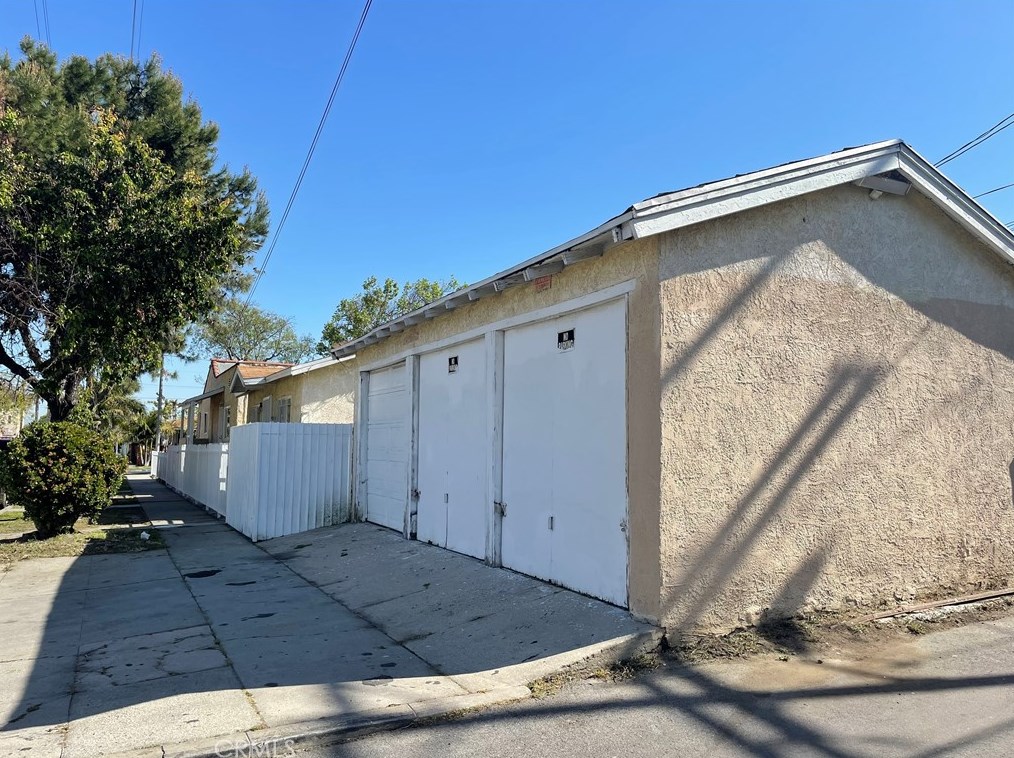 700 81st St, Los Angeles CA  90001-3216 exterior