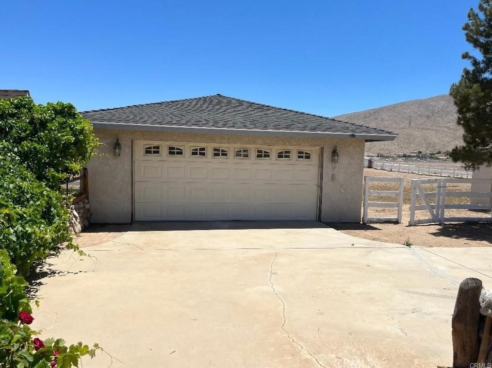 21028 Roundup Way, Apple Valley CA  92308-8649 exterior