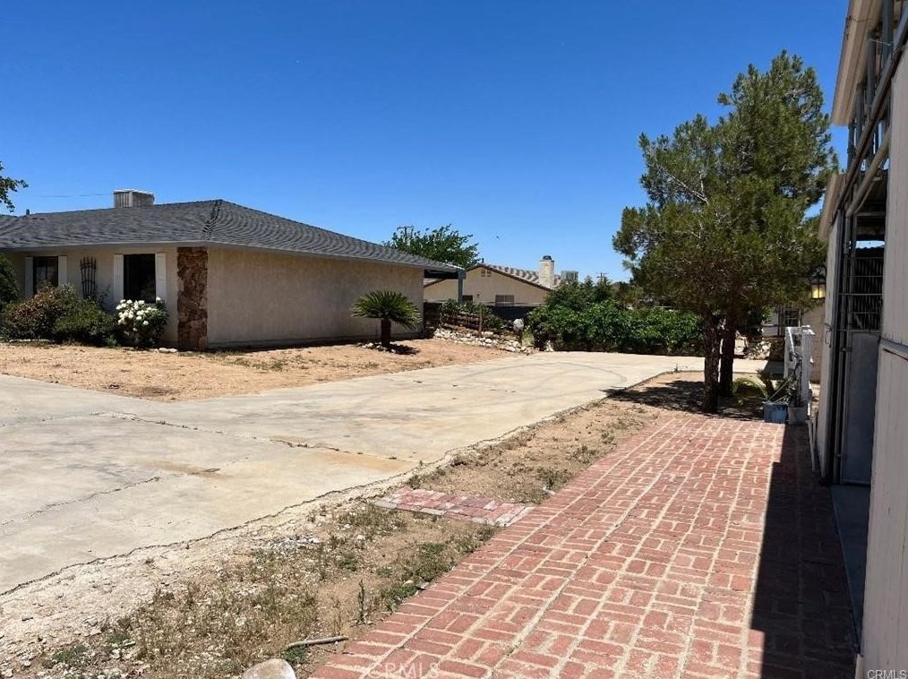 21028 Roundup Way, Apple Valley CA  92308-8649 exterior