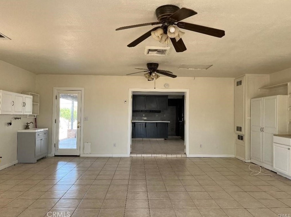21028 Roundup Way, Apple Valley CA  92308-8649 exterior