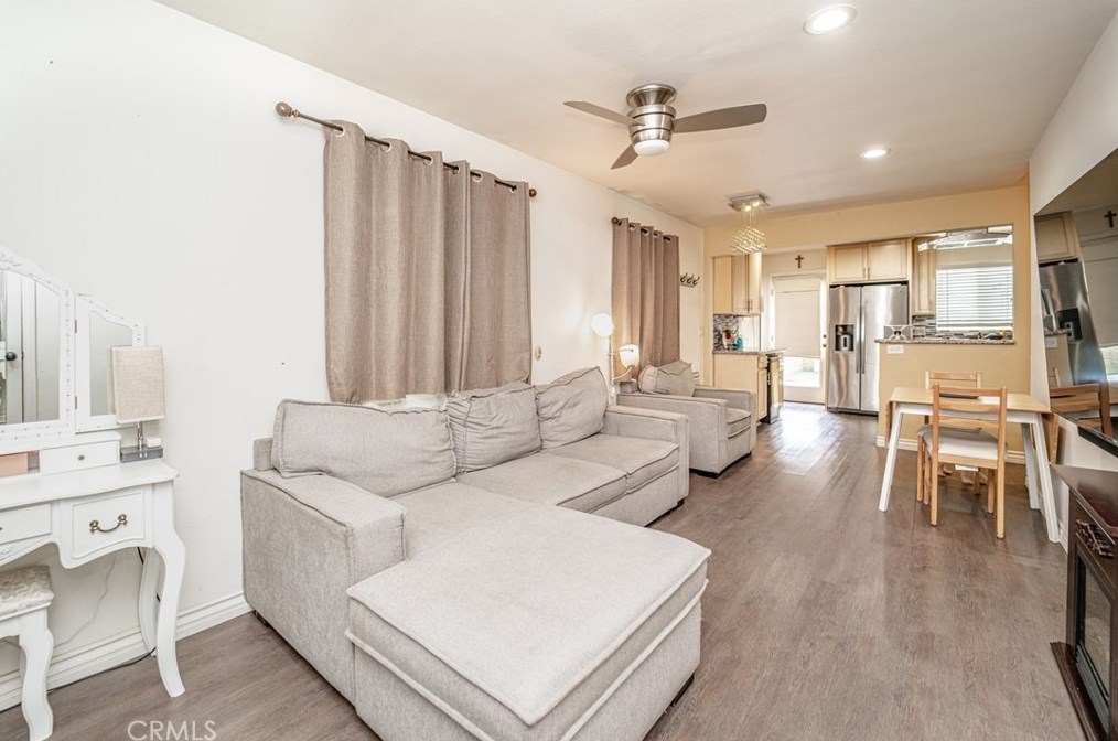 2068 Cowlin Ave, Los Angeles CA  90040-1314 exterior